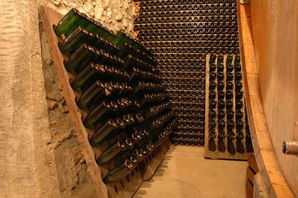 Cave et bouteilles