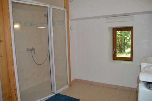 Salle d'eau Location de vacances Chauffayer Meublé Mme DUPERRON Léa