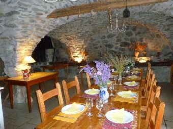 La table d'hôtes dans la salle voûtée