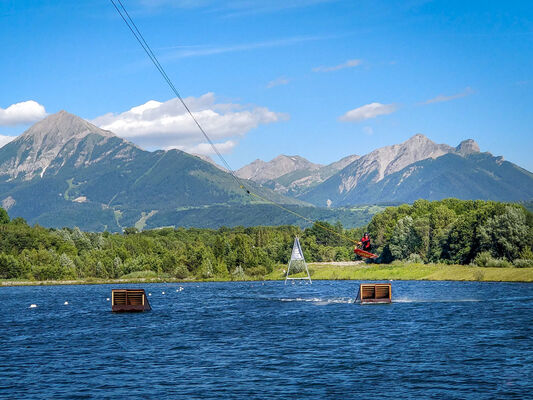 Wakeboard sur le plan d'eau du Champsaur