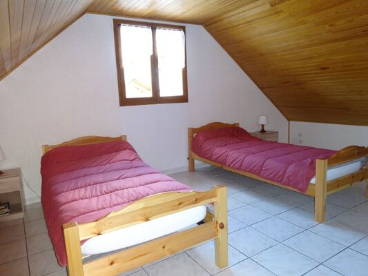 Chambre. Meublé Mme CESMAT D Location Ancelle