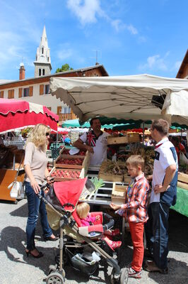 Marché du dimanche matin à Ancelle