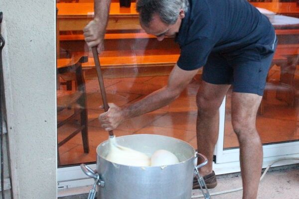 préparation de l'aligot, c'est plutôt physique !