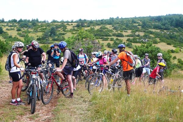 randonnée VTT organisée sur le Larzac et les corniches du Larzac avce vue sur Millau.
