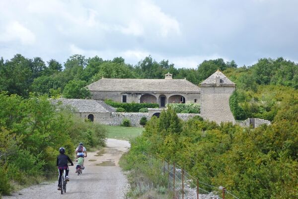 Randonnées VTT sur le Larzac, ferme Templière de Brouzes du Larzac