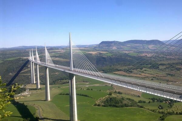 Randonnée pédestres avce point de vue majestueux du Viaduc de Millau