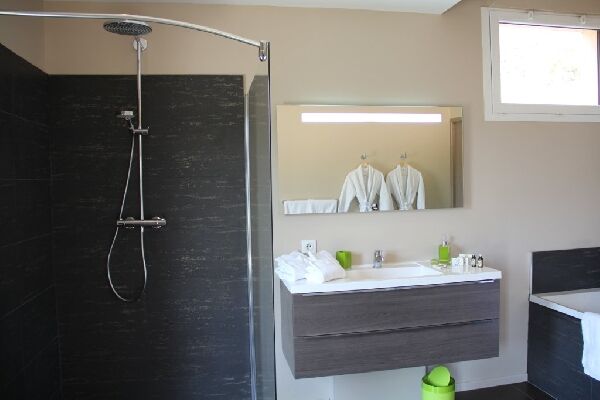 SALLE DE BAIN SUITE PARENTALE VILLA GORGES DU TARN