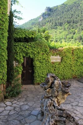 Entrée de l'Ermitage-trou d'art