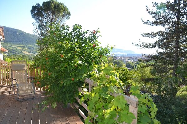 Vue sur le viaduc depuis une terrasse