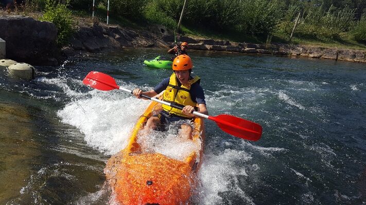 Découvrez le kayak avec votre moniteur au stade d'eaux vives de Millau.