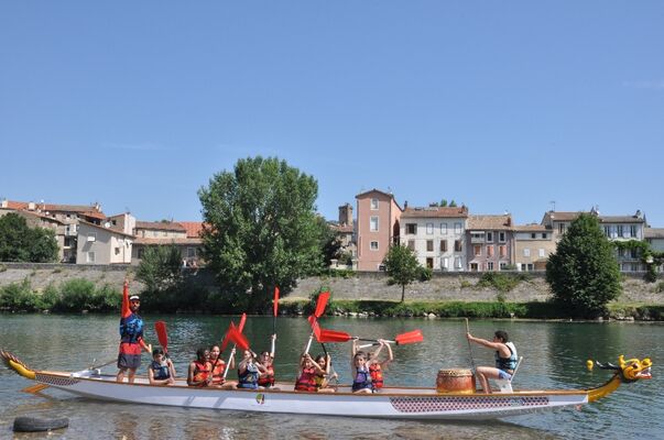 Des activités aux portes de Millau. Côté eau calme, découvrez le dragon boat avec nos moniteurs.