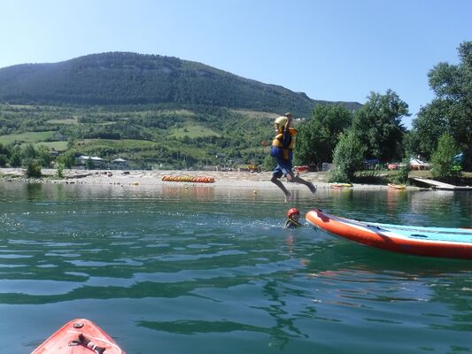 Stage KID: de 6 à 9 ans le stade d'eaux vives de Millau propose des stages adaptés au tout petits, aprendre a sauter dans l'eau, nager dans le courant et d'autres aventures !