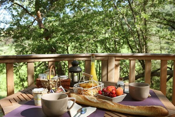 Cabane de Lily en Aveyron- Petit déjeuner sur la terasse