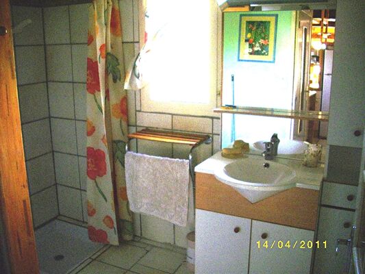 Gîte le Cigalon salle d'eau