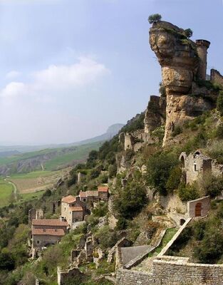 Au pied du donjon de Peyrelade