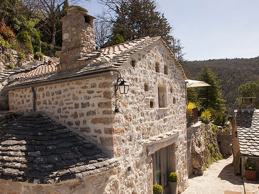 Façade du gîte d'exception Le Colombier Saint Veran Aveyron