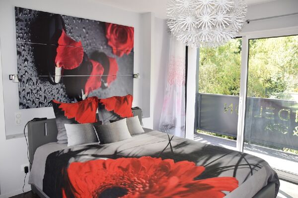 chambre galet avec lit massant balcon et terrasse avec vue sur la rivière gîte Dandelion