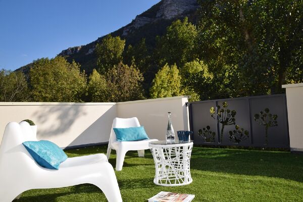 détente sur l'une des 4 terrasses panoramiques du gîte Dandelion Aveyron