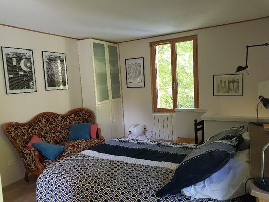 Le Mas Albizia - Vue chambre avec banquette vintage