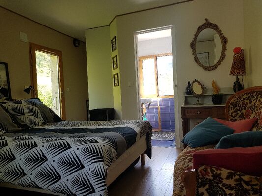 Le Mas Albizia - Vue chambre avec banquette vintage