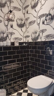 private ens- suite shower room. Salle de Bain Privee
