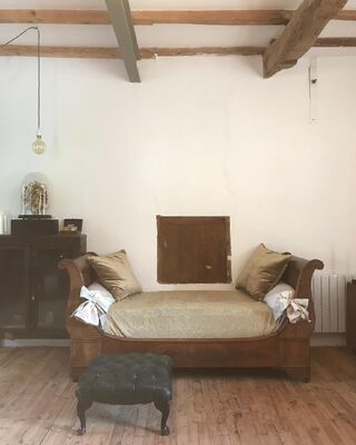 Curl up with a book on the day bed in the Salon. Détendez-vous avec un livre sur le lit de jour dans le salon