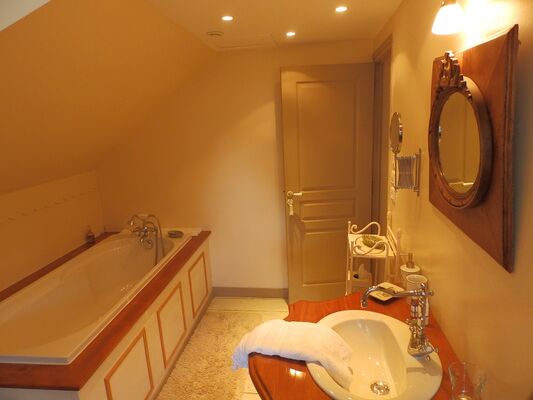 Chateau du Pin_Salle de Bain Chambre Marguerite Yourcenar