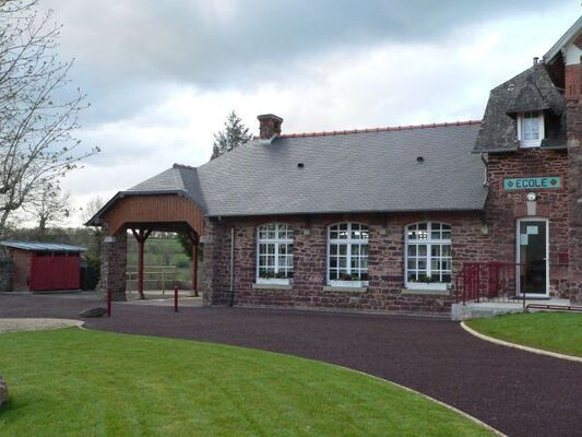 Maison d'école en pays gallo à Saint Gonlay