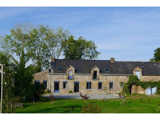 Photo-devant-de-la-longere-avec-jardin