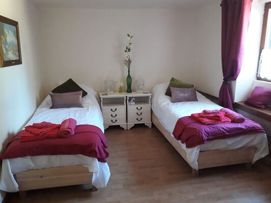 Bedroom 1 Split beds to singles