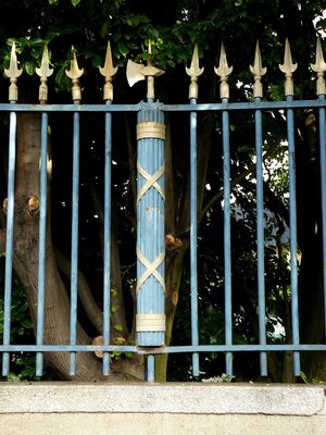 28336_hache_de_licteur_sommet_des_grilles_de_la_pr-fecture