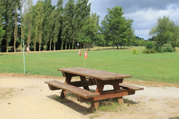 table-pique-nique-gorron-parc-de-loisirs-2