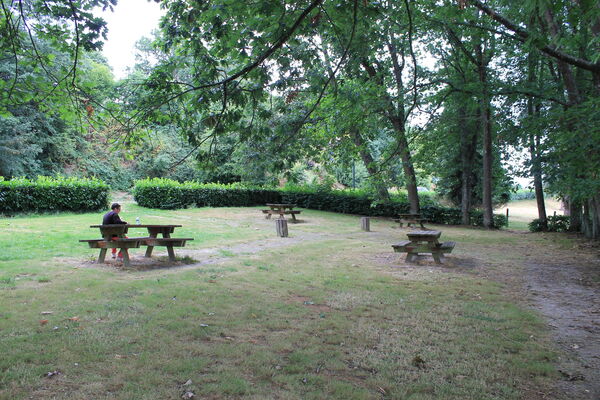 table-pique-nique-gorron-promenade-saint-laurent