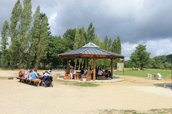tables-pique-nique-parc-de-loisirs-gorron--2-