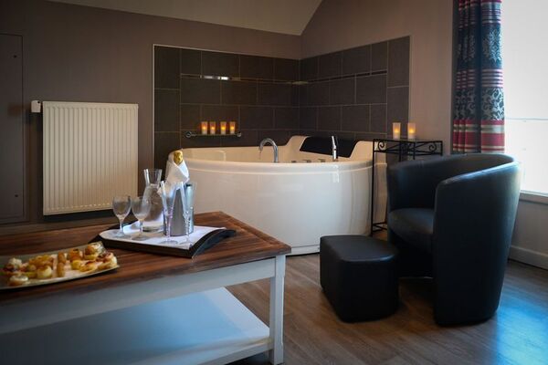 Chambre jacuzzi_Hôtel Oasis 53