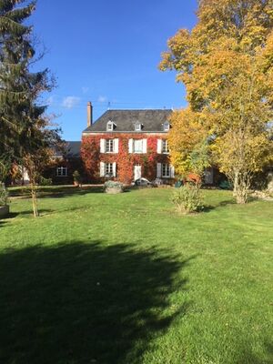 HLO53_ CH hotes le Rocher - vue extérieur automne