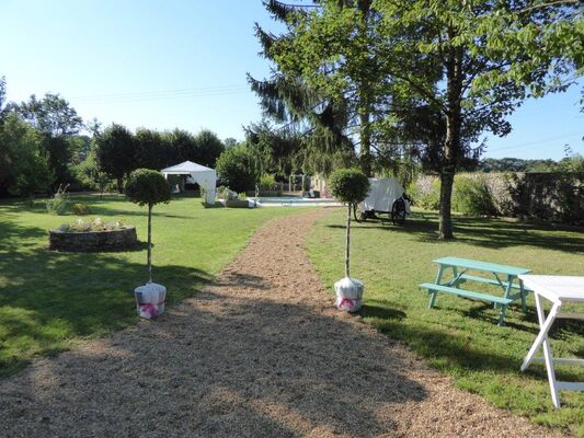 HLO53_CH Hotes Le Rocher - vue vers le jardin