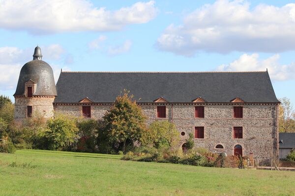 grand bâtiment des servitudes avec son colombier