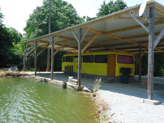 camping du Bas Maine à la Croixille : bus aménagé