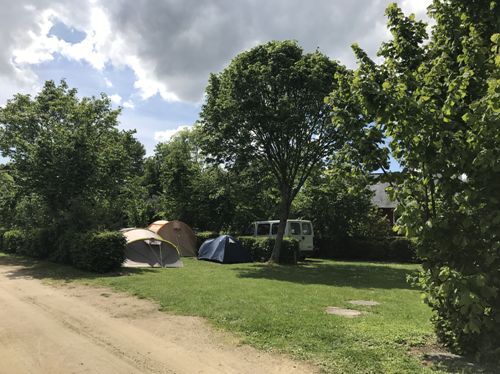 camping du bac ménil mayenne tentes camion verdure vélos