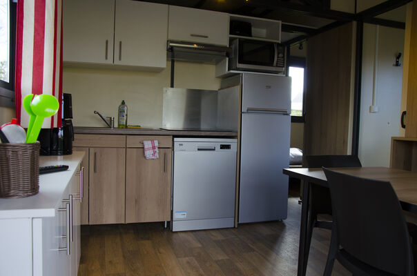HPA53-chalet-interieur-living-cuisine-01-camping-evron