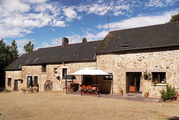 Gîte Jouet à Loupfougères - extérieur