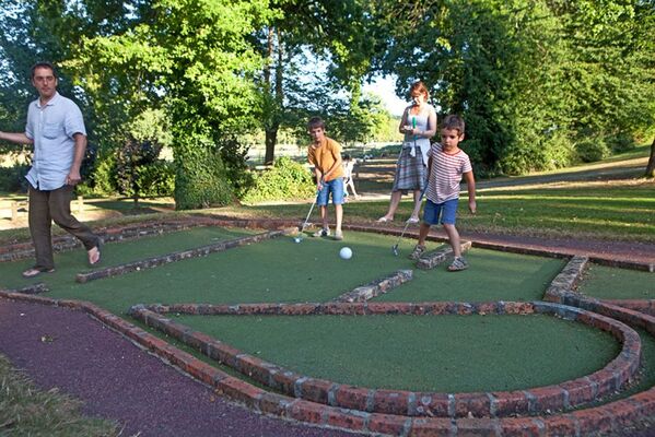mini-golf-camping -parc-de-loisirs-de-Vaux-Ambrieres-les-vallees-53-asc-1