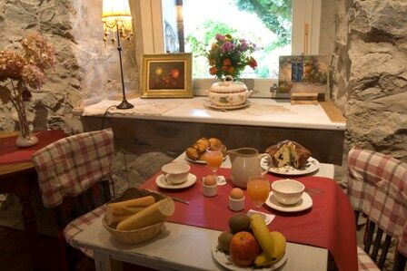 tablepetitdejeuner-hotelbonrepos-jarno-argelesgazost-HautesPyrenees.jpg