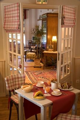 tablepetitdejeuner2-hotelbonrepos-jarno-argelesgazost-HautesPyrenees.jpg
