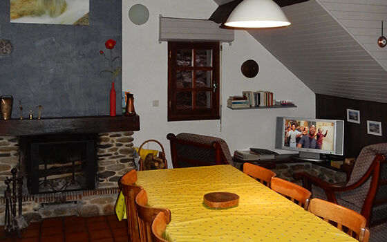 A-salon-gris-gedre-HautesPyrenees
