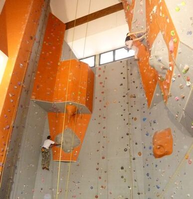 B SALLE ESCALADE GEDRE