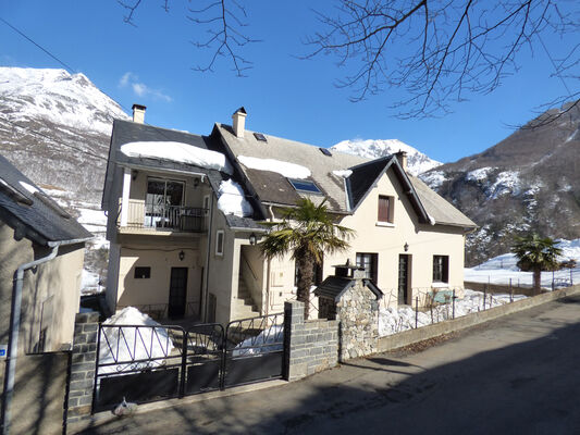 J-exterieurneige1-sabatut-gedre-HautesPyrenees