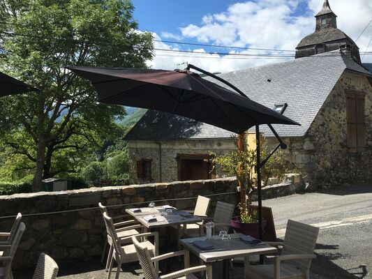 aubergedubergons-terrasse-salles-HautesPyrenees