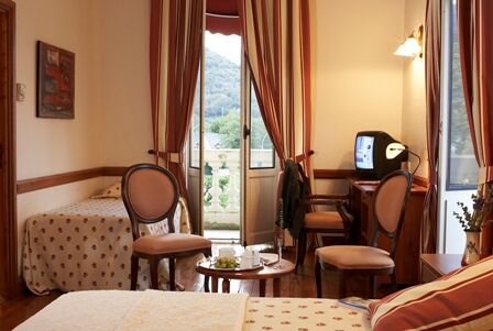 chambre2-grandhoteldefrance-pierrefittenestalas-HautesPyrenees- christinecayre.jpg